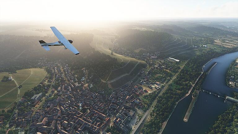 Der neue Flugsimulator von Microsoft für den heimischen PC hat mittels Satellitendaten und KI jeden Winkel der Erde zum Überfliegen abgebildet - auch Unterfranken. Dieser Screenshot zeigt eine Szene aus dem Spiel bei einem Überflug von Randersacker (Lkr. Würzburg).