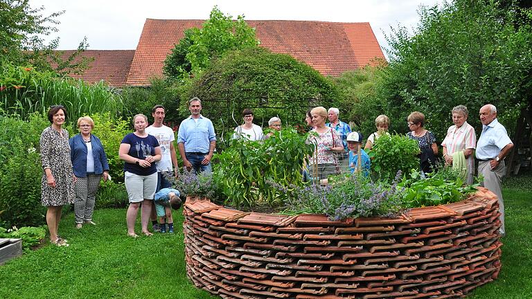 Das Hochbeet aus alten Dachziegeln bei Sarah und Klaus Scheder in Lülsfeld ist eine Station der NaturGartenTour.