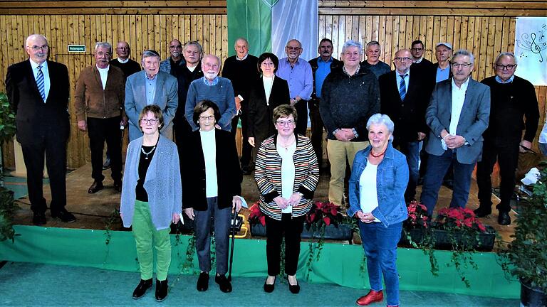 Auf dem Bild (von links):&nbsp; Peter Wenzel, Peter Seifert (25 J.), Harald Schlotter (50 J.), Horst Woelki (70 J.), Ursula Theobald (40 J.), Frank Brosch (40 J.), Herbert Holzmann (40 J.), Nikolaus Schneier (40 J.), Luitgard Johanni (40 J.), Gerhard Engert (40 J.), Bgm. Bettina Bärmann, Gisela Schneider (40 J.), Werner Lehrl (40 J.), Rudolf Hofmann (50 J.), Klaus Theobald (40 J.), Bernd Reiher (50 J.), Karin Leicht (40 J.), Werner Graml (50 J.), Martin Madei, Fritz Leicht (40 J.), Günter Reuß (50 J.), Gerd Krämer (50 J.)