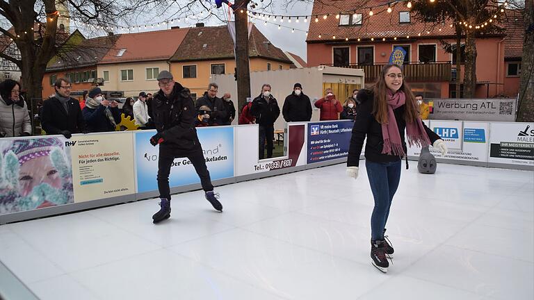 Eislaufvergnügen auf glatten Kunststoffplatten: Maienkönigin Janine Horn drehte zusammen mit Stadtbaumeister Jürgen Hofmann die ersten Runden.