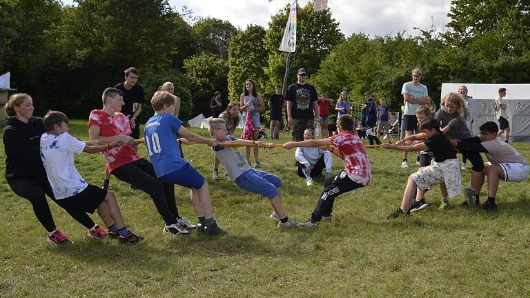 Jedes Jahr aufs Neue verbringen viele Teilnehmende im Rahmen des Zeltlagers eine Woche in der Natur. Mit einem abwechslungsreichen Programm sorgt die KjG dafür, dass niemandem langweilig wird. Jedes Jahr aufs Neue verbringen viele Teilnehmende im Rahmen des Zeltlagers eine Woche in der Natur. Mit einem abwechslungsreichen Programm sorgt die KjG dafür, dass niemandem langweilig wird.