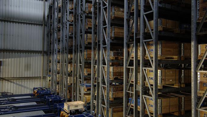 Das Herz der Logistik ist das Hochregallager. 6,6 Millionen Euro investiert SKF in sein Verteilzentrum.