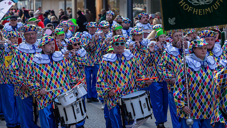 Faschingsumzug in Schweinfurt - Endspurt bei den Narren auf dem Faschingsumzug in Schweinfurt. Unser Bild stammt aus dem Jahr 2018. Faschingsumzug in Schweinfurt - Endspurt bei den Narren auf dem Faschingsumzug in Schweinfurt. Unser Bild stammt aus dem Jahr 2018.