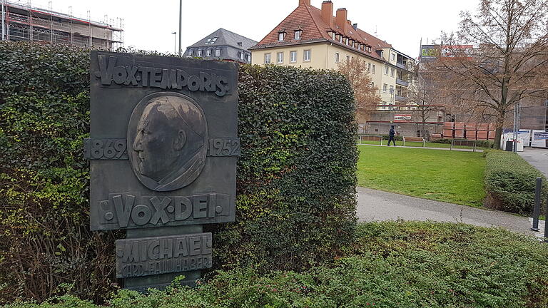 Gedenkplastik für Michael Kardinal von Faulhaber am gleichnamigen Platz in Würzburg. Gedenkplastik für Michael Kardinal von Faulhaber am gleichnamigen Platz in Würzburg. 