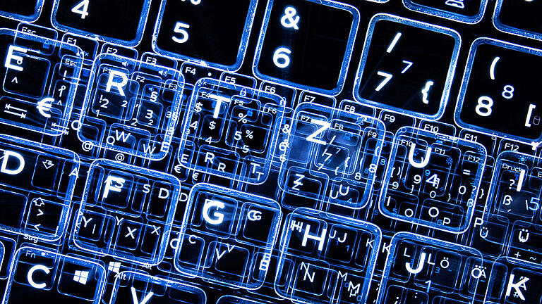 Schreibende künstliche Intelligenz       -  ARCHIV - 11.01.2019, Hessen, Darmstadt: ILLUSTRATION - Tasten einer beleuchteten Tastatur (Aufnahme mit Zoomeffekt). Neue Software kann sekundenschnell Texte schreiben, die kaum von denen eines Menschen zu unterscheiden sind. (Zu dpa: 'Schreibende künstliche Intelligenz sorgt für Hype und Warnungen') Foto: Sebastian Gollnow/dpa +++ dpa-Bildfunk +++