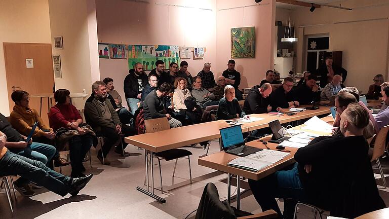 Über 20 Gemeindebürgerinnen und Gemeindebürger verfolgten mit Spannung den öffentlichen Teil in der Ratssitzung zum Thema Wassergebühren.