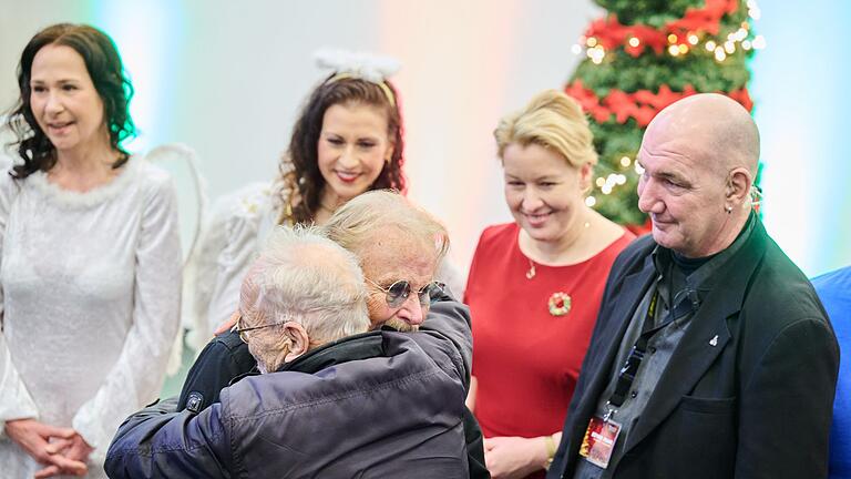 Frank Zanders 30. Weihnachtsfeier für Obdachlose       -  Darf endlich wieder seine Gäste bei der großen Feier herzen: Frank Zander.