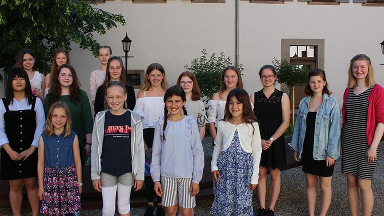 Diese 16 jungen Nachwuchskünstler der Kreismusikschule spielten bei einem Klavierkonzert im „KlosterWechterswinkel“ vor. Diese 16 jungen Nachwuchskünstler der Kreismusikschule spielten bei einem Klavierkonzert im „KlosterWechterswinkel“ vor.