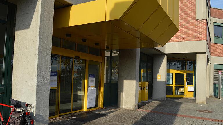 Nach der Schließung der Postbank am Bahnhofsplatz (im Bild) sollte ein neuer Partner die miterledigten Postdienste (Briefe Päckchen etc.) in der Feldgasse 19 anbieten. Den gibt es aber nicht. Nach der Schließung der Postbank am Bahnhofsplatz (im Bild) sollte ein neuer Partner die miterledigten Postdienste (Briefe Päckchen etc.) in der Feldgasse 19 anbieten. Den gibt es aber nicht.