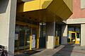 Nach der Schließung der Postbank am Bahnhofsplatz (im Bild) sollte ein neuer Partner die miterledigten Postdienste (Briefe Päckchen etc.) in der Feldgasse 19 anbieten. Den gibt es aber nicht.