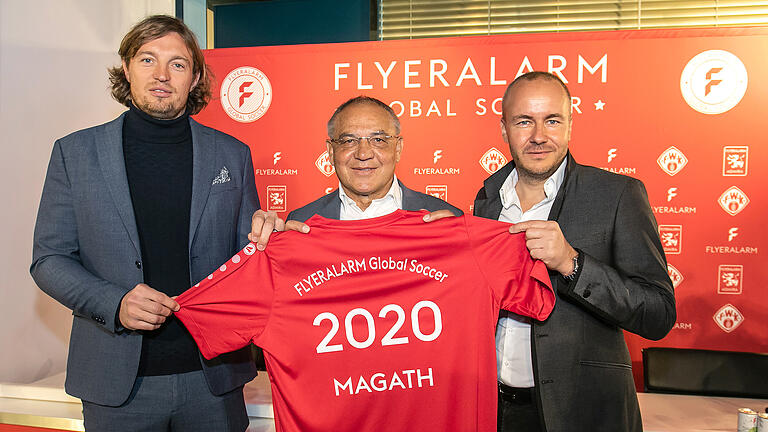 Impressionen von der Pressekonferenz von Flyeralarm Sports. Felix Magath wird zukünftig tätig sein als 'CEO Flyeralarm Global Soccer'. v. li. Daniel Sauer,  Felix Magath, Thorsten Fischer.