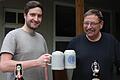 Bei den Craftbeer Awards 2022 wurde die Brauerei Göller mit zwei Mal mit Platin ausgezeichnet. Max Göller (links) und sein Vater Franz-Josef Göller sind stolz.