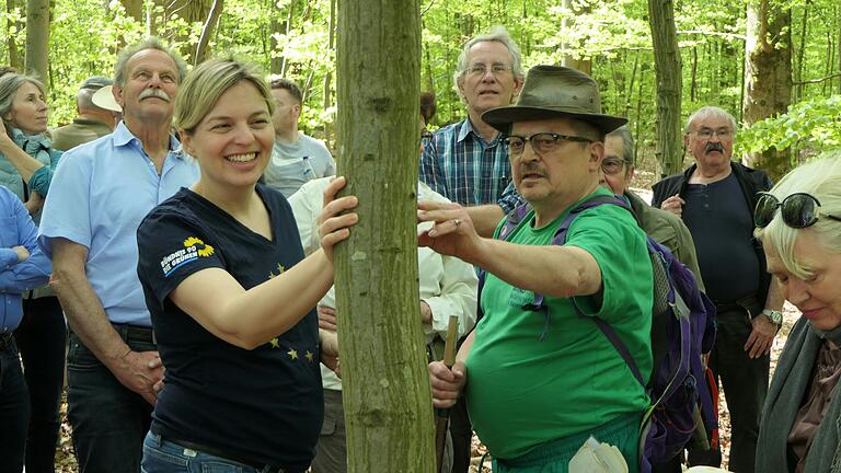 Bei einer Wanderung durch den Steigerwald erklärte Günther Olsch vom Bund Naturschutz der Grünen-Landtagsabgeordneten und Fraktionsvorsitzenden Katharina Schulze Besonderheiten der Natur.