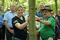 Bei einer Wanderung durch den Steigerwald erklärte Günther Olsch vom Bund Naturschutz der Grünen-Landtagsabgeordneten und Fraktionsvorsitzenden Katharina Schulze Besonderheiten der Natur.