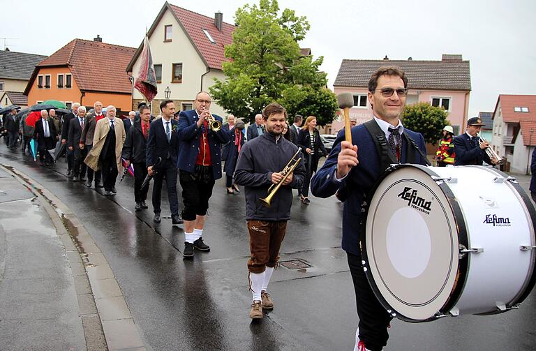 Siebener-Tag in Frankenwinheim: Stimmungsvoll verlief der Marsch von der Kirche zum Festgelände.