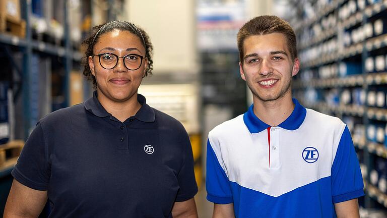 Gehören zur sogenannten Generation Z, fühlen sich aber nicht immer so: Celine Nöth und Fabian Göbel, die bei ZF in Schweinfurt mit Traumnoten die Ausbildung in der Lagerlogistik abgeschlossen haben.