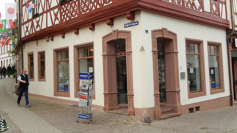 Daniela Mehling, Inhaberin des Lottohäusles an der oberen Hauptstraße, übernimmt das Tabak- und Zigarettensortiment von Tabak Hartmann (im Bild).