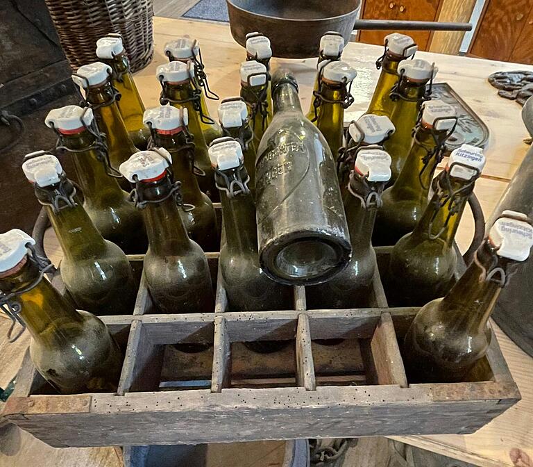 Kuriositäten-Flohmarkt im ehemaligen Stadtmuseum: Ein Mehrweg-Bierkasten der Brauerei Scheuring. Kuriositäten-Flohmarkt im ehemaligen Stadtmuseum: Ein Mehrweg-Bierkasten der Brauerei Scheuring.