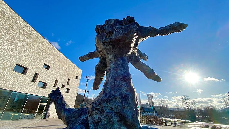 Das sogenannte Horrorwittchen, eine moderne Schneewittchen-Interpretation des Künstlers Peter Wittstadt, die auf dem Vorplatz der Lohrer Stadthalle steht. Das sogenannte Horrorwittchen, eine moderne Schneewittchen-Interpretation des Künstlers Peter Wittstadt, die auf dem Vorplatz der Lohrer Stadthalle steht.