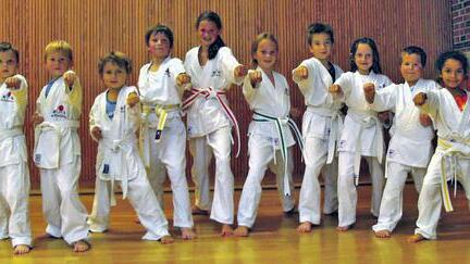 Karate für Kinder ab 7 Jahren beim TV       -  (sake)   Den großen Anfragen vieler Eltern folgend, eröffnet das Ryôzanpaku, die Karate-Abteilung des TV Wertheim, am 14. November 2013 ihre Karategruppe für Kinder von 7-11 Jahren. Damit vervollständigt die Abteilung ihr Trainingsangebot, das bisher Kinder und Jugendliche von 12-15 Jahren und Jugendliche und Erwachsene ab 15 Jahren abdeckte. Karate ist eine Kampfkunst, die von Okinawa über Japan ihren Siegeszug in die ganze Welt angetreten hat. Sie fordert keine persönlichen Voraussetzungen bei Erwachsenen wie Kindern, außer dem Willen, lernen zu wollen und sich die Techniken in regelmäßigem Training zu erarbeiten. Cheftrainer Schlatt, der jahrelang an der Quelle in Japan traditionelles Karate studierte und auch deutschlandweit Lehrgänge abhält, legt darüber hinaus auch noch großen Wert auf die korrekte Benutzung der japanischen Fachausdrücke. So ermöglicht der Japanologe neben dem körperlichen Training auch noch einen Einstieg in eine fremde Kultur und Sprache. Liegestützen sind dabei ein motivierender Faktor. Natürlich wird in der Gruppe der Kinder die Kampfkunst auf spielerische Art übermittelt, wobei deren Charakter nicht verloren gehen soll. Als da sind: Disziplin, Konzentration, Sicherheit, Koordination, Ganzkörper-Fitness und Selbstverteidigung. Das Training findet donnerstags von 17-17:55 Uhr in Wertheim in der Edward-Uihlein-Schule statt. Informationen zum Karatetraining gibt es unter www.karate-tbb oder   (09341) 89 76 35