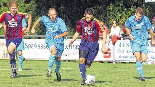 Aus und vorbei: Danny Schlereth (dritter von links) und Peter Hertel (links) gehören zu den Spielern, die den FC Augsfeld nach dem Rücktritt von Trainer Dieter Schlereth verlassen. Der sofortige Rückzug aus der Landesliga Nordwest war unvermeidlich.