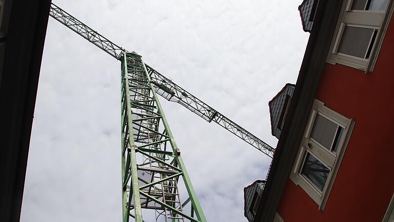 Kräne kreisen über Kitzingen: die Baustelle am Marktplatz.