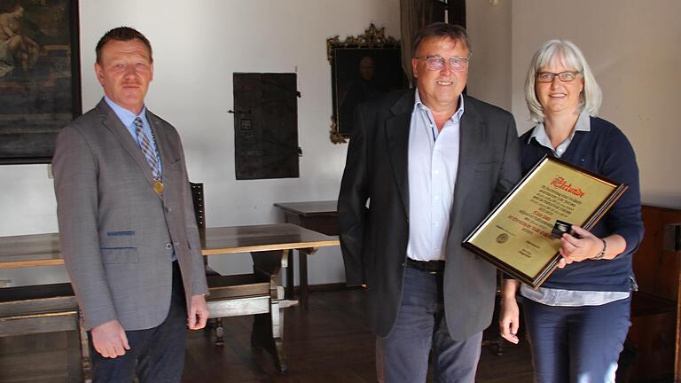 Kilian Popp (Mitte, mit Ehefrau Margit) erhält den Ehrenring der Stadt Ochsenfurt. Bürgermeister Peter Juks (links) überreichte außerdem eine Urkunde. Kilian Popp (Mitte, mit Ehefrau Margit) erhält den Ehrenring der Stadt Ochsenfurt. Bürgermeister Peter Juks (links) überreichte außerdem eine Urkunde.