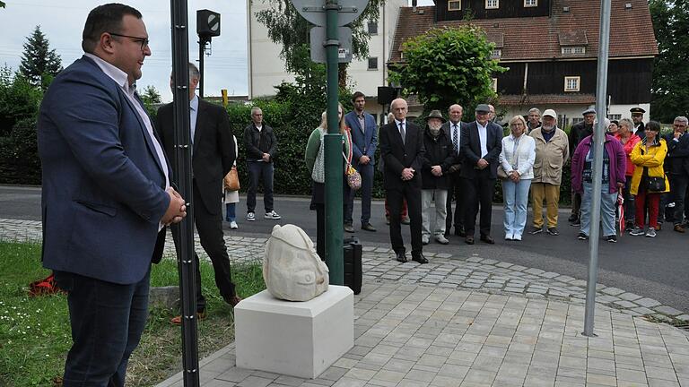 Hofheims Bürgermeister Alexander Bergmann (CSU) enthüllte am Freitag einen steinernen Rucksack vor dem ehemaligen Bahnhof. Das Gepäckstück erinnert an von den Nazis deportierte Menschen.