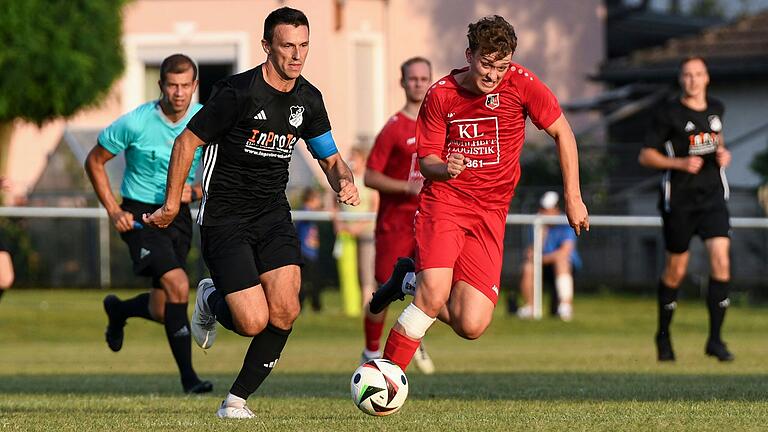 Bescherte seiner DJK Dampfach in der Nachspielzeit immerhin noch einen Zähler: Danny Schlereths (links, gegen den Fuchsstadter 1:0-Torschützen Maurice Volz) Vorlage köpfte Max Witchen zum 1:1 ein.