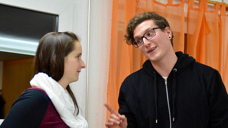 Laura Rottenberger und Florian Hein spielen zwei Jugendliche, die sich ineinander verlieben. Hier proben sie eine Szene, stehen im Kindergarten Burkardroth. Da die Theatergruppe keine eigenen Proberäume hat, darf sie jedes Jahr einen Raum der Einrichtung nutzen. Foto: Kathrin Kupka-Hahn - Laura Rottenberger und Florian Hein spielen zwei Jugendliche, die sich ineinander verlieben. Hier proben sie eine Szene, stehen im Kindergarten Burkardroth. Da die Theatergruppe keine eigenen Proberäume hat, darf sie jedes Jahr einen Raum der Einrichtung nutzen. Foto: Kathrin Kupka-Hahn Laura Rottenberger und Florian Hein spielen zwei Jugendliche, die sich ineinander verlieben. Hier proben sie eine Szene, stehen im Kindergarten Burkardroth. Da die Theatergruppe keine eigenen Proberäume hat, darf sie jedes Jahr einen Raum der Einrichtung nutzen. Foto: Kathrin Kupka-Hahn - Laura Rottenberger und Florian Hein spielen zwei Jugendliche, die sich ineinander verlieben. Hier proben sie eine Szene, stehen im Kindergarten Burkardroth. Da die Theatergruppe keine eigenen Proberäume hat, darf sie jedes Jahr einen Raum der Einrichtung nutzen. Foto: Kathrin Kupka-Hahn
