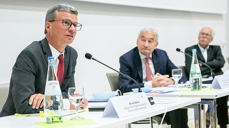 'Wir wollen schnell bauen, wir wollen gut bauen': Bayerns Wissenschaftsminister Bernd Sibler (links) am Donnerstag bei einer Pressekonferenz in Würzburg zusammen mit dem Ärztlichen Direktor der Uniklinik Georg Ertl (Mitte) und Joachim Fuchs, Leiter des Staatlichen Bauamts Würzburg.