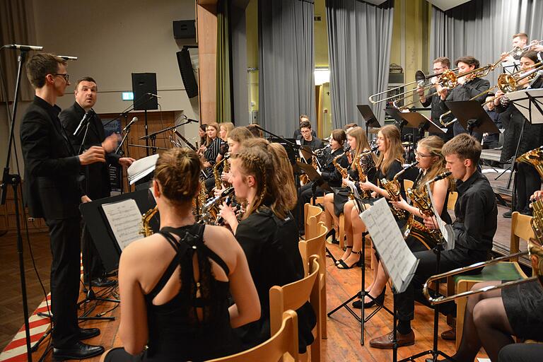 So ein famoser Bigbandauftritt verdient auch zwei Dirigenten: Mateusz Pitala (links) und Marcel Steinrichter leiteten die Erasmus Bigband.