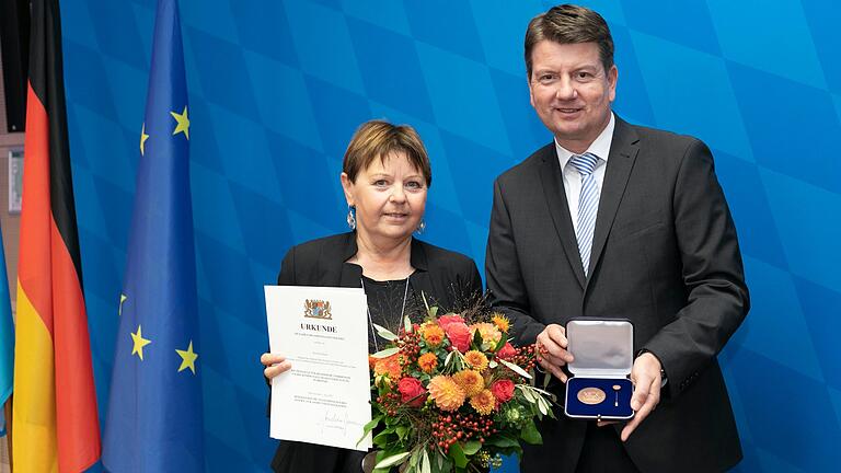 Stadträtin Rita Rösch aus Bad Neustadt hat von Sandro Kirchner die kommunale Verdienstmedaille in Bronze erhalten.