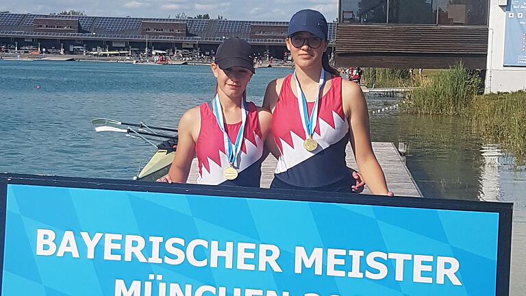 Marie Belschner (links) und Sarah Morrison vom Schweinfurter Ruder-Club Franken sind bayerische Meisterinnen im Doppelzweier der Altersklasse 13/14 Jahre.