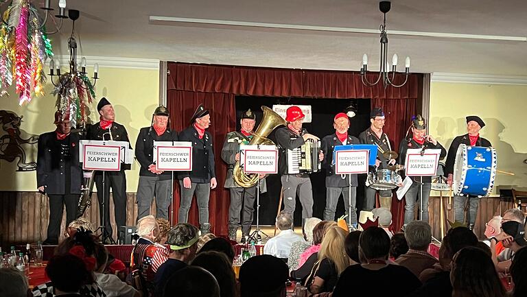 Die zehnköpfige Truppe der Feierschwer Kapell'n aus Fellen stand 2016 erstmals unter diesem Namen auf der Bühne. Das Bild zeigt die Formation beim diesjährigen Bunten Abend in Fellen.&nbsp;