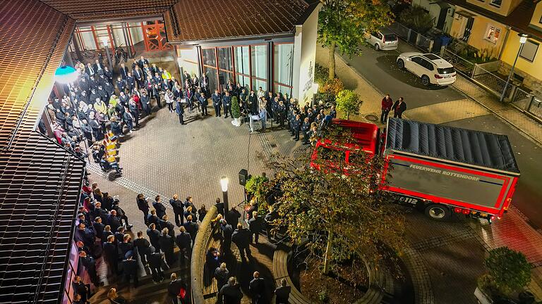 Der neue Versorgungs-Lastkraftwagen der Feuerwehr wurde beim Festkommers gesegnet und übergeben. Der neue Versorgungs-Lastkraftwagen der Feuerwehr wurde beim Festkommers gesegnet und übergeben.