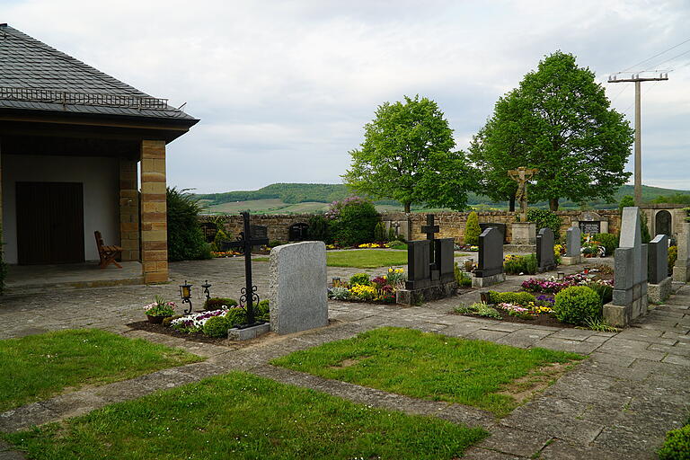 Die Bürger von Siegendorf haben sich nun für eine Variante für ihren Friedhof entschieden, die keine Verkleinerung der Gräber vorsieht.