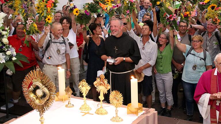 So wie die Rückkehr der Pilger bei der Würzburger Kreuzbergwallfahrt feiert deren Präses Pater Maximilian M. Bauer (Mitte) auch seinen 60. Geburtstag mit einem Gottesdienst.