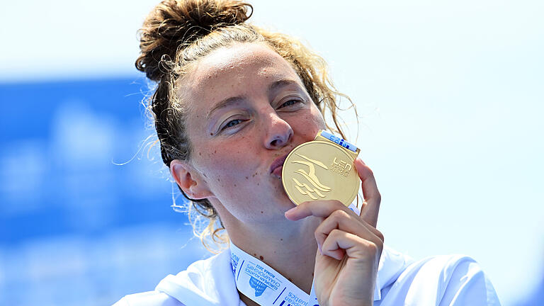 Zum Knutschen: Die Würzburger Freisasser-Schwimmerin Leonie Beck freut sich über ihre Gold-Medaille.