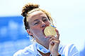 Zum Knutschen: Die Würzburger Freisasser-Schwimmerin Leonie Beck freut sich über ihre Gold-Medaille.