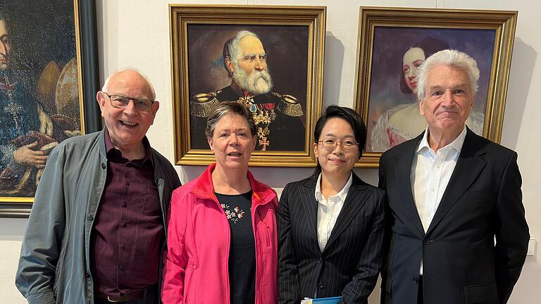 Wolfgang Klein-Langner, Ehrenvorsitzender der Siebold-Gesellschaft, Botschafter a.D. Dr. Volker Stanzel, Waltraud Klein-Langner, Siebold-Wissenschaftsstiftung, und Yukari Hayashida, Trainee.