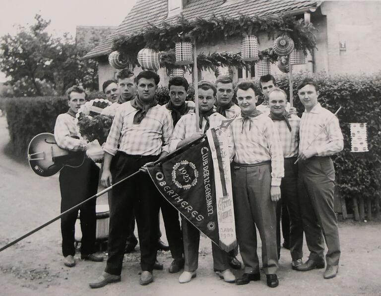 In den 1950er-Jahren hatten die Clubmitglieder karierte Hemden, weil einfarbig Weiße zu teuer waren, erinnert sich Heinz Vogel, der auf diesem Foto rechts neben dem Wimpel steht. Hinweis: Trotz sorgfältiger Recherche konnte der Rechteinhaber dieses Bildes nicht ermittelt werden. Rechteinhaber werden gebeten, sich bei der Redaktion zu melden.