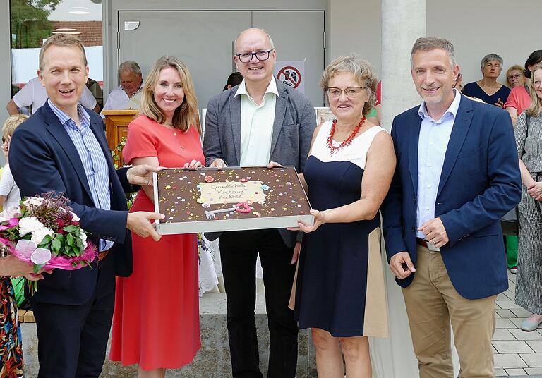Die Schlüsselübergabe erfolgte in gebackener Form. Anschließend gab es für jedes Kind ein Stück vom Kuchen. Im Bild: der Architetk Helge Bey, Kultusministerin Anna Stolz, Bürgermeister Achim Höfling, Schulleiterin Sabine Baer und Thorsten Schwab MdL. Die Schlüsselübergabe erfolgte in gebackener Form. Anschließend gab es für jedes Kind ein Stück vom Kuchen. Im Bild: der Architetk Helge Bey, Kultusministerin Anna Stolz, Bürgermeister Achim Höfling, Schulleiterin Sabine Baer und Thorsten Schwab MdL.