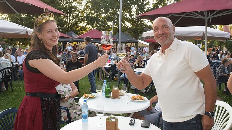 Weinprinzessin Tanja Stock ging von Tisch zu Tisch und stieß mit Gästen auf gemütliche Stunden beim Weinfest an.