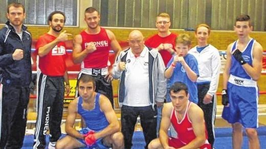 Unterfrankens Abordnung in Alzey: (hinten von links) Trainer Alexander Plättner (BC 77 Bad Kissingen), Betreuer Jeremy Bursalioglu, Marcel Steidle (beide Boxteam Tommy Würzburg), Hans Bales  (Bezirkssportwart), Maik Dreßler (Bezirksjugendwart), Illja Sraboda, Trainerin Tanja Sraboda (beide KSV Kitzingen), Felix Fay (Sportfreunde WVV) sowie (vorne von links) Georgi Nadoev und Namig Mammedov (beide BC 77 Bad Kissingen).