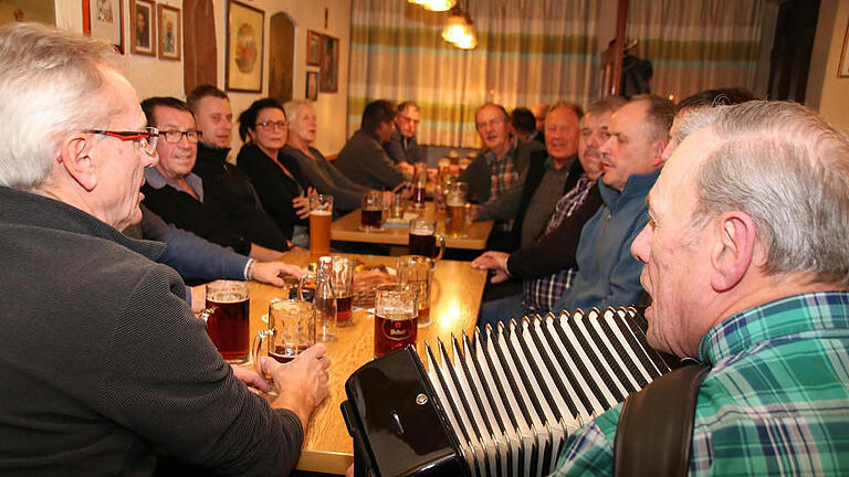 In fröhlicher Runde singen die Rottershäuser unter der musikalischen Begleitung von Hubert Mangold (vorne rechts).  Foto: Thomas Malz       -  In fröhlicher Runde singen die Rottershäuser unter der musikalischen Begleitung von Hubert Mangold (vorne rechts).  Foto: Thomas Malz