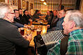 In fröhlicher Runde singen die Rottershäuser unter der musikalischen Begleitung von Hubert Mangold (vorne rechts).  Foto: Thomas Malz       -  In fröhlicher Runde singen die Rottershäuser unter der musikalischen Begleitung von Hubert Mangold (vorne rechts).  Foto: Thomas Malz