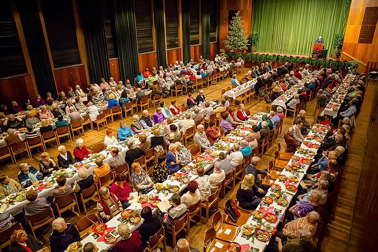 Jedes Jahr findet in der Stadthalle die Weihnachtsfeier für Alleinstehende der Stadt statt. Mit der helleren Decke soll die Atmosphäre freundlicher werden.&nbsp;