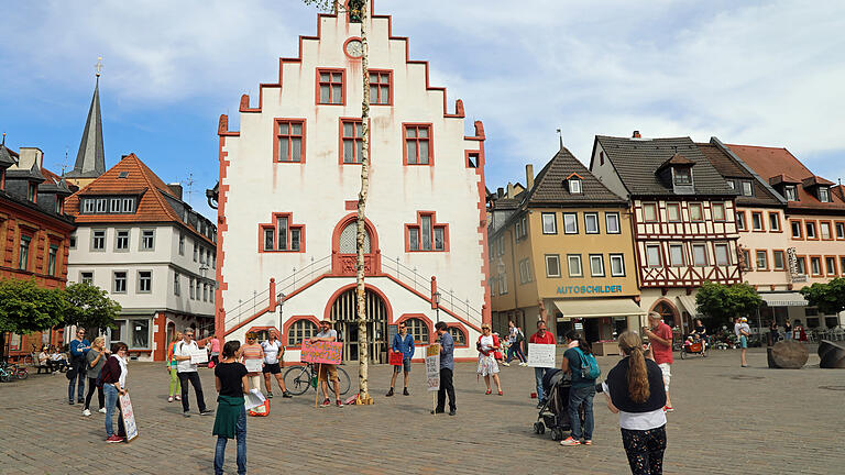 Viel Engagement, aber recht wenig Resonanz auf dem Karlstadter Marktplatz bei der zweiten Demonstration von Bürgern gegen die gegenwärtigen Corona-Einschränkungen, die nach ihrer Ansicht gegen die demokratischen Grundrechte verstoßen.