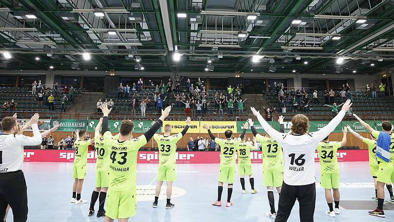 Die Zweitliga-Handballer feiern mit ihren Fans den höchsten Sieg ihrer Zweitliga-Vereinsgeschichte und den Klassenerhalt.